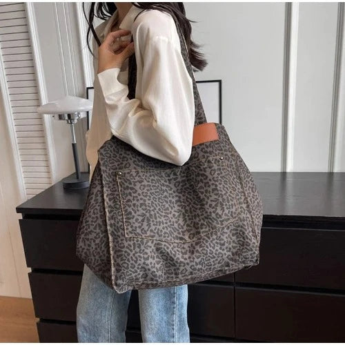 Bolsa de Ombro Leopardo em Lona: Estilo Retro com Contraste de Cores, Ideal para o Dia a Dia, Espaçosa e com Estampa de Leopardo, uma Tendência na Moda