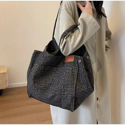 Bolsa de Ombro Leopardo em Lona: Estilo Retro com Contraste de Cores, Ideal para o Dia a Dia, Espaçosa e com Estampa de Leopardo, uma Tendência na Moda