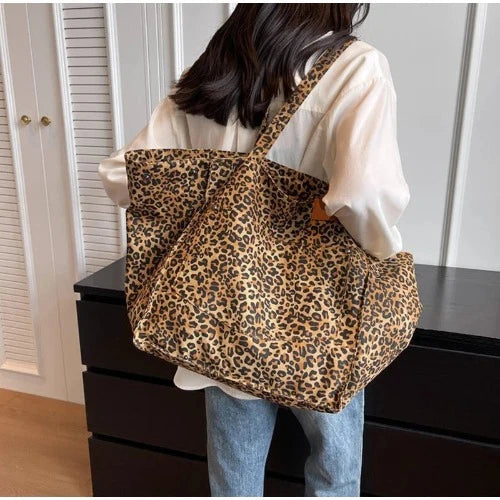 Bolsa de Ombro Leopardo em Lona: Estilo Retro com Contraste de Cores, Ideal para o Dia a Dia, Espaçosa e com Estampa de Leopardo, uma Tendência na Moda