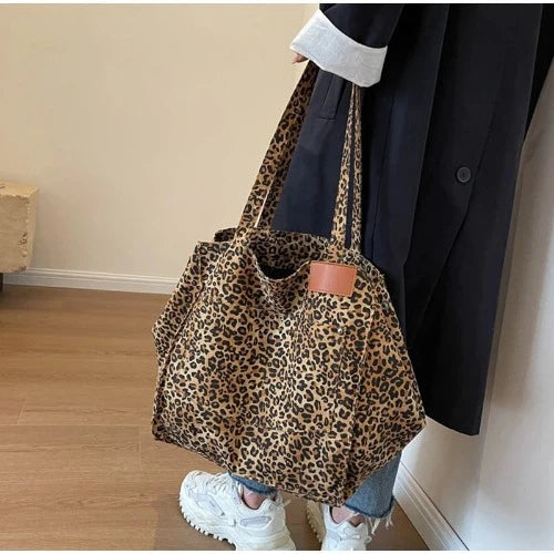 Bolsa de Ombro Leopardo em Lona: Estilo Retro com Contraste de Cores, Ideal para o Dia a Dia, Espaçosa e com Estampa de Leopardo, uma Tendência na Moda